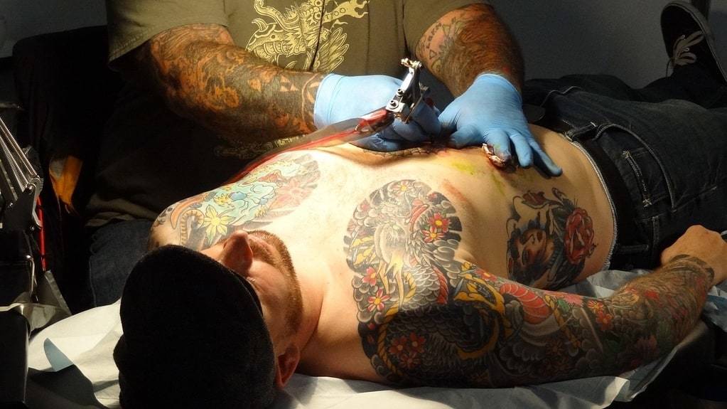 Zoom sur le tatouage éphémère au henné : naturel et élégant